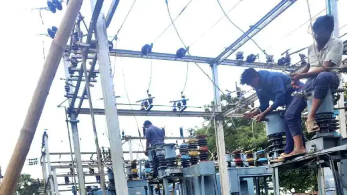 Cyclone Montha Aftermath: Vijayanand Directs Officials to Speed Up Power Supply Restoration