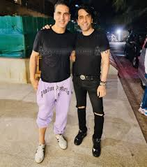 Shah Rukh Khan Seeks “Khiladi-Style” Training from Akshay Kumar in Fun Exchange