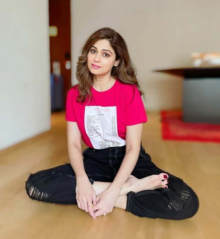 Shamita Shetty’s Weighted Side Shuffle Is the Perfect Home Workout Move