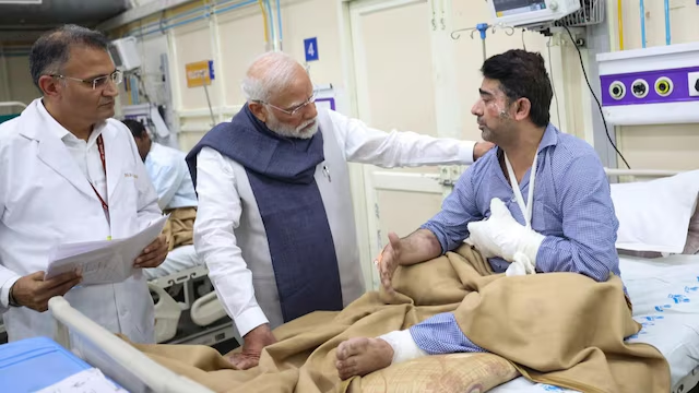 PM Modi Meets Delhi Blast Victims, Assures Justice and Reviews Nationwide Security Measures