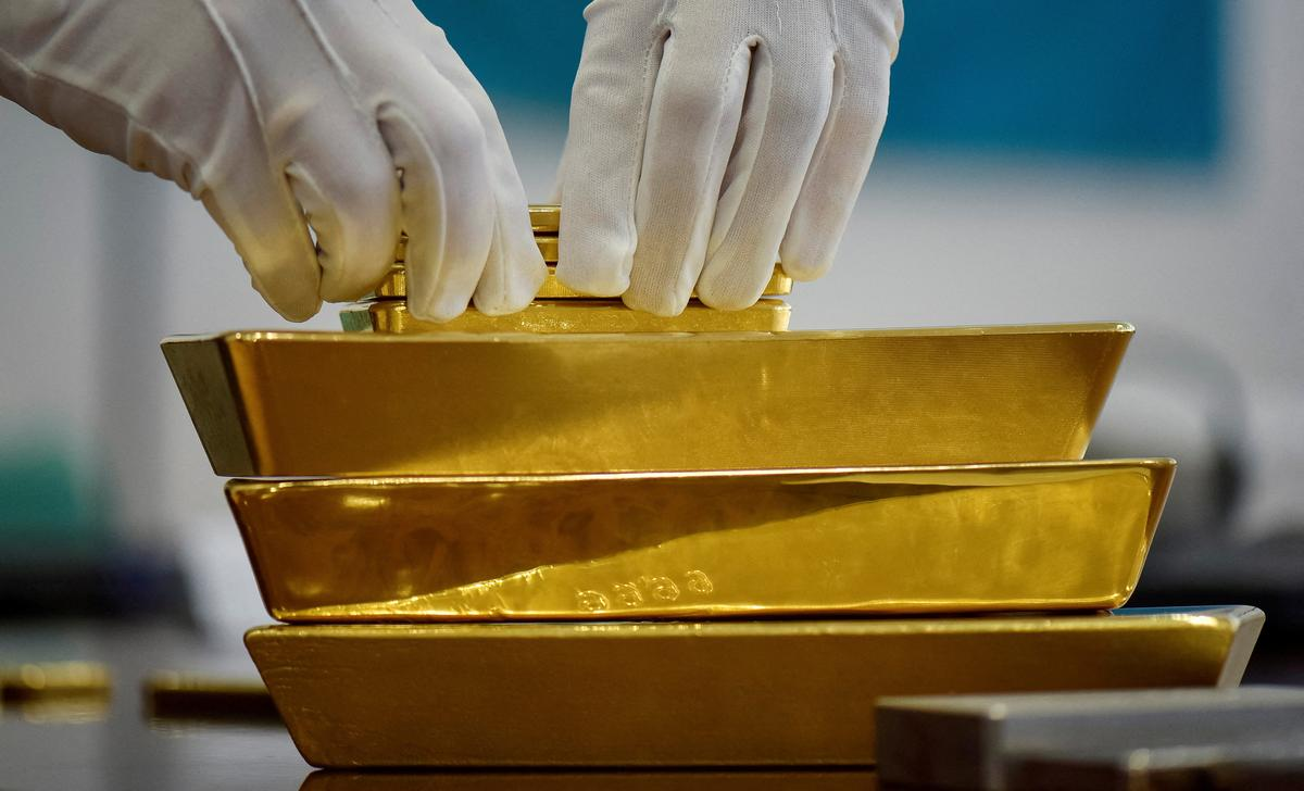 Gold Prices Slip as Stronger Dollar Dampens Rate-Cut Hopes