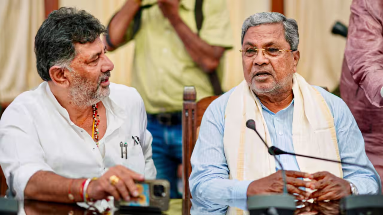 Karnataka Power Battle Heats Up as Congress Set to Decide Between Siddaramaiah and DK Shivakumar