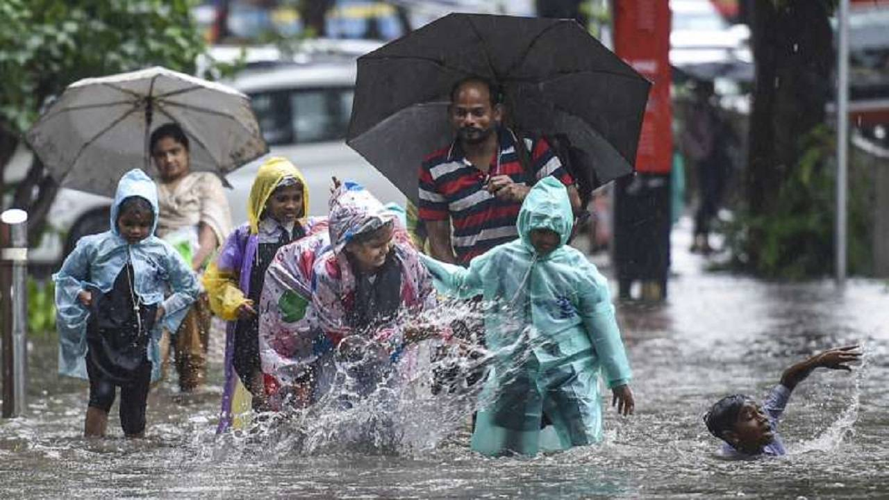Chennai Shut Down as Cyclone Ditwah Triggers Heavy Rain; Schools and Colleges Closed