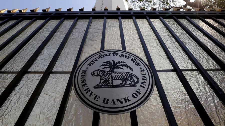 Industry Pushes for RBI Rate Cut as Economists Predict Policy Pause