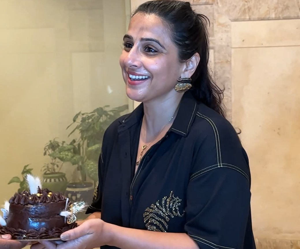 Vidya Balan Celebrates Birthday In Warm Moment With Paparazzi, Cuts Cake