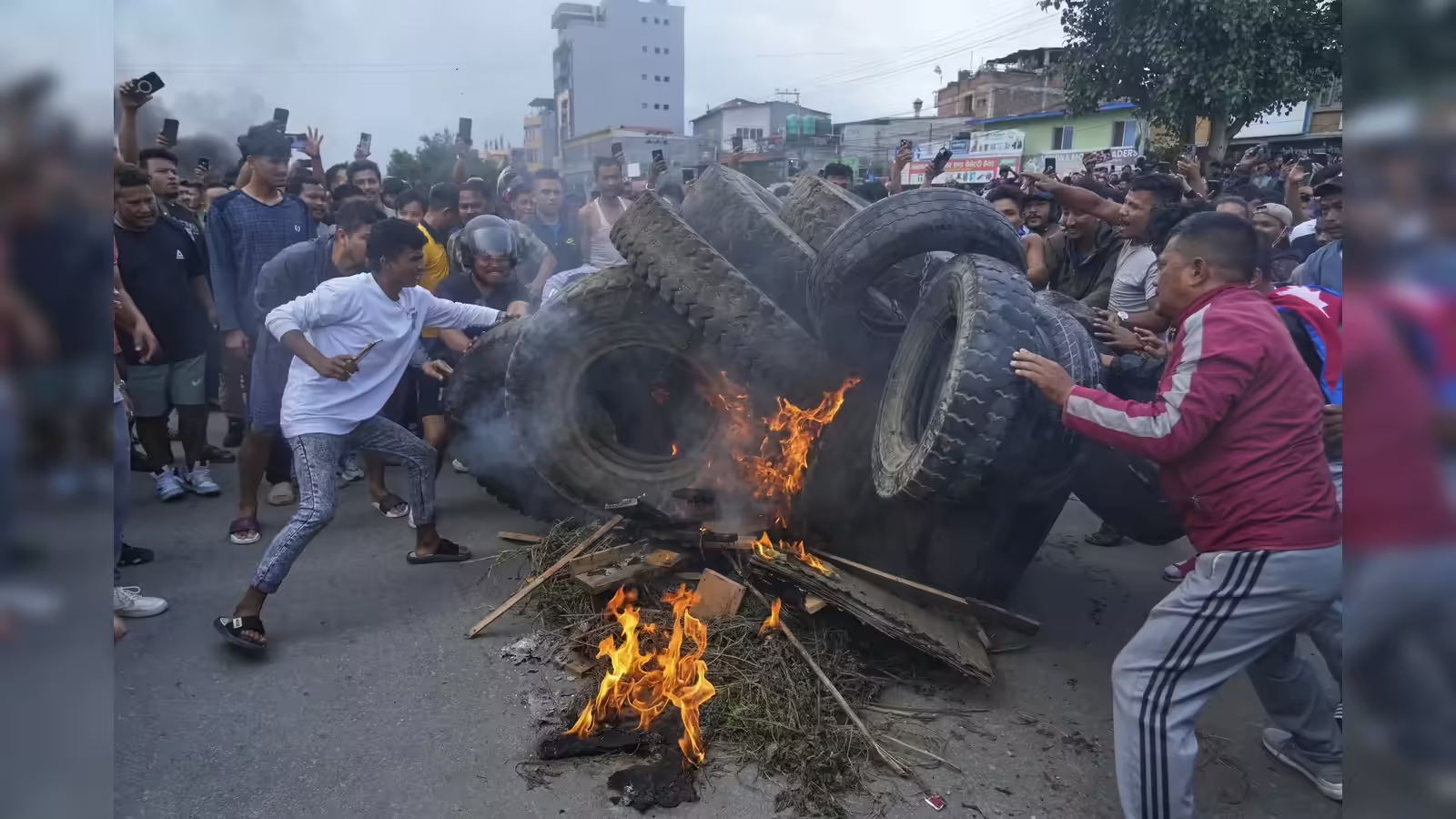 SP Leader Mehrotra Urges Youth to Take to Streets, Cites Nepal as Example